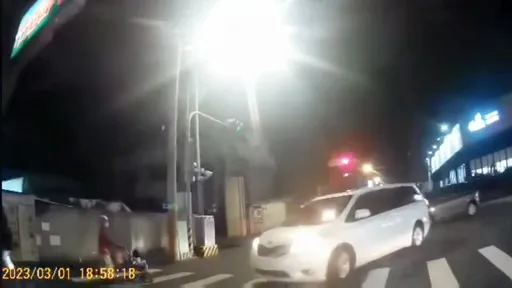 行人地獄影片｜阿婆推嬰兒車走斑馬線「13車呼嘯過沒人讓」　綠燈等到紅燈無奈退回