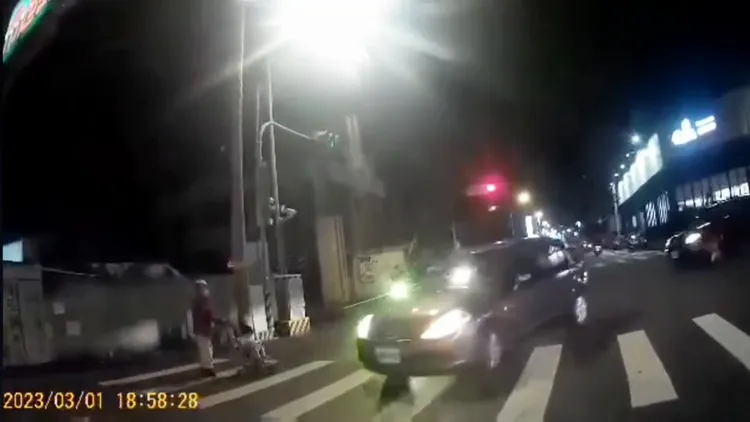 前後共有13輛汽機車左轉，沒有1輛禮讓推著嬰兒車的阿婆。「社會事新聞影音」提供