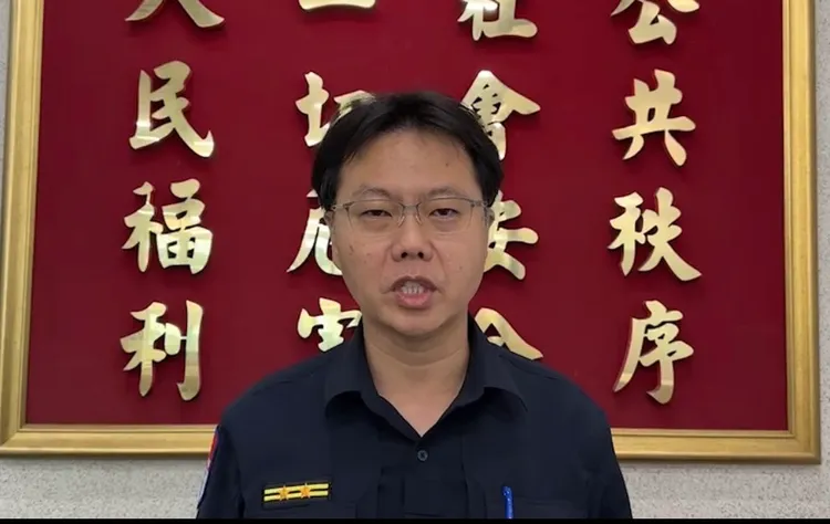 高雄港務警察總隊機動中隊中隊長紀國安說明發現女浮屍過程。讀者提供