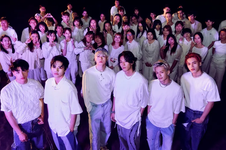 男團Ozone拍片出動百位臨演助陣。索尼音樂提供