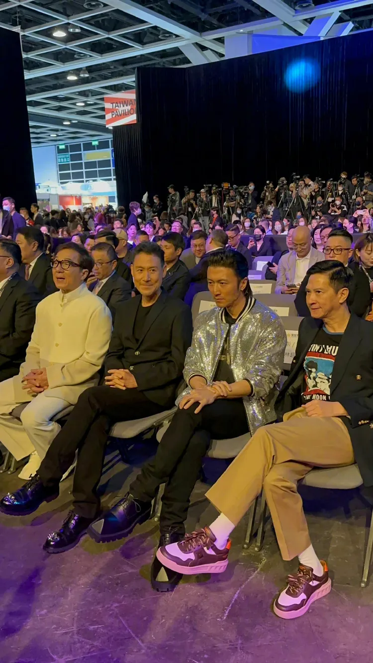 成龍（左起）、張學友、謝霆鋒、張家輝坐一排成活動焦點。翻攝國際在線文娛微博