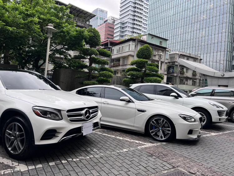 警方查扣張男以贓款購買的豪車。翻攝畫面