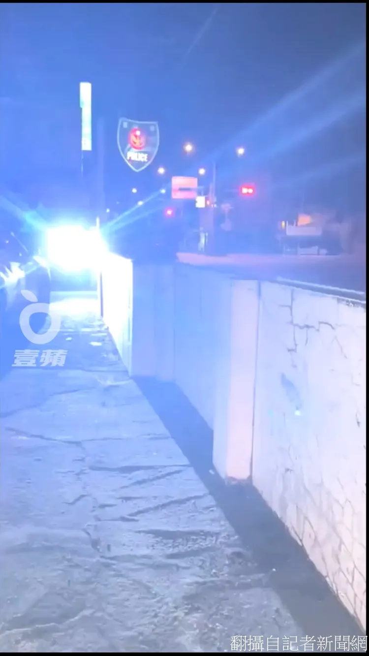 高速通過的自小客車遭派出所內測速照相機「擺拍」了。翻攝自記者新聞網