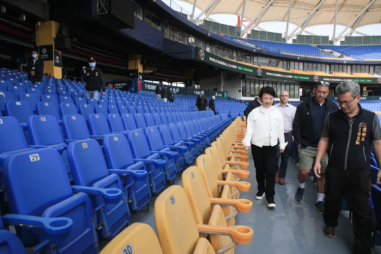 盧秀燕視察洲際棒球場。台中市政府提供