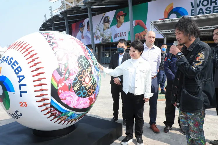 盧秀燕今天視察洲際棒球場，迎接3月8日開打的經典賽預賽。台中市政府提供