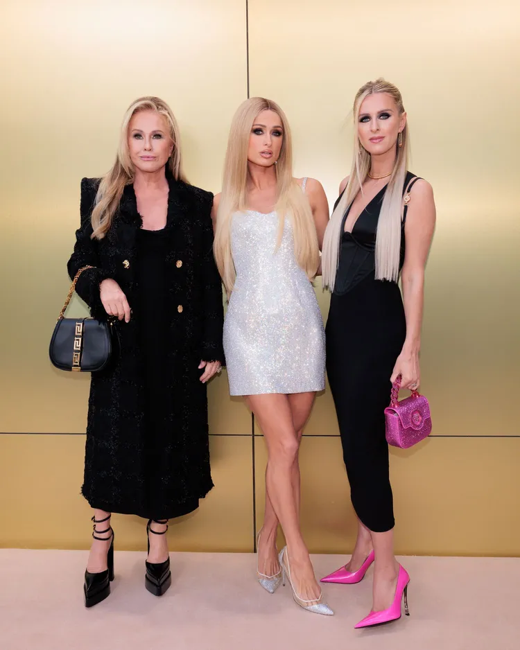 美國「希爾頓家族」名媛Paris Hilton（中）、Nicky Hilton（右）和媽媽Kathy Hilton齊現身。品牌提供