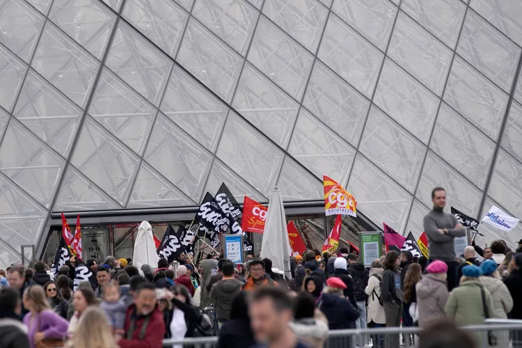 隸屬文化部的員工27日在羅浮宮外示威。美聯社