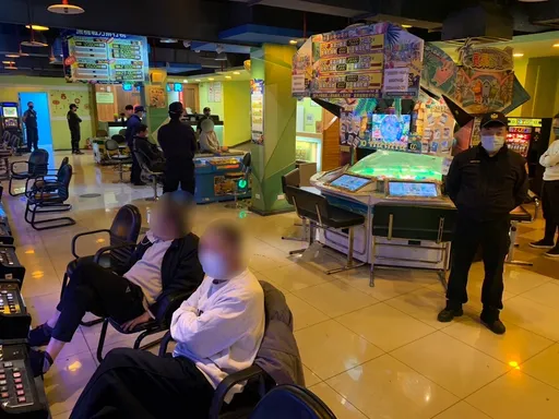 基隆電子遊藝場私設賭博機台 合法掩護非法!警逮29人、扣57萬賭資