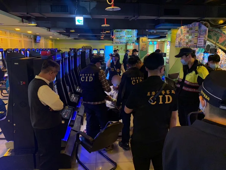 警方搜索電子遊藝場。翻攝畫面