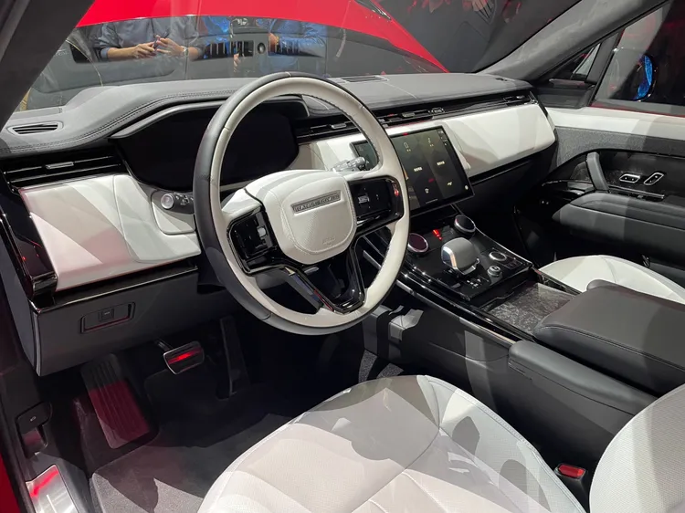 Range Rover Sport車艙中以駕駛為導向設計，駕駛座並採指揮官式配置，提供居高臨下的操控視野。林浩昇攝