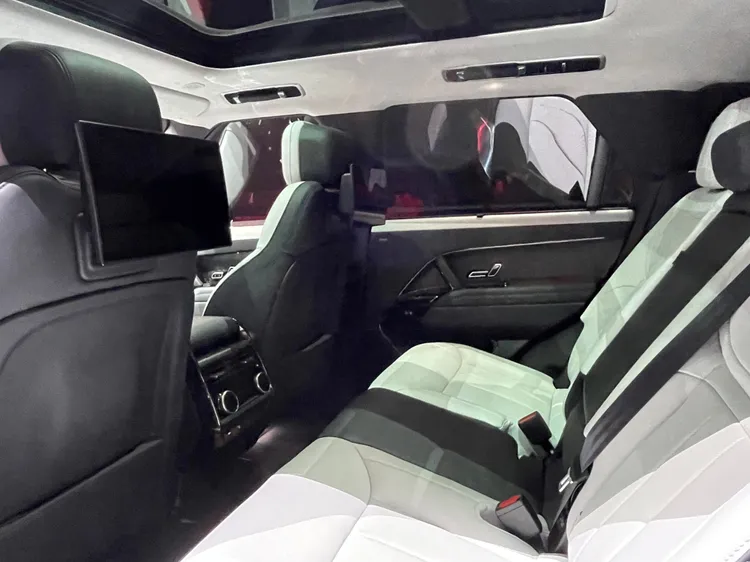 全車座椅材質採溫莎皮革包覆，重新設計的內門飾板採用全新紡織材質，英國鑑賞級Meridian 400W音響系統同時巧妙整合於後方門板之中。林浩昇攝