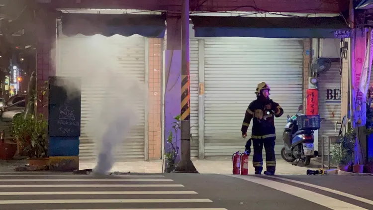 高雄市前金區成功一路、光復二街口人孔蓋，今晚冒出白煙。讀者提供