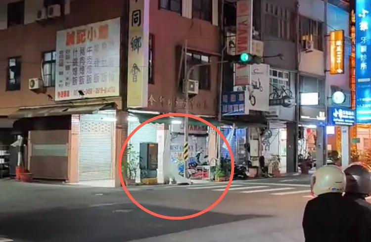 高雄市前金區成功一路、光復二街口人孔蓋，今晚冒出白煙。讀者提供