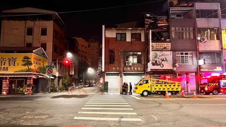 高雄市前金區成功一路、光復二街口人孔蓋，今晚冒出白煙。讀者提供