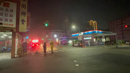 惊！高雄闹区人孔盖冒白烟　电缆烧损百户停电、警网到场戒备