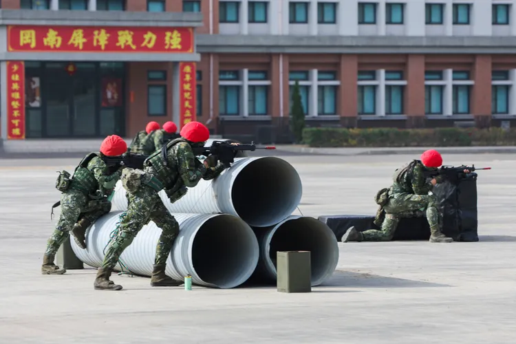 中國2023年國防預算是台灣國防預算的11.7倍。圖為台灣軍事演習。美聯社資料照片