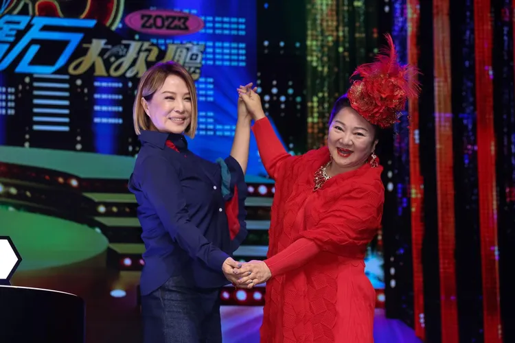 「演藝圈大姐大」白冰冰（右）與金嗓歌后葉璦菱合體為活動造勢。林丞偉攝