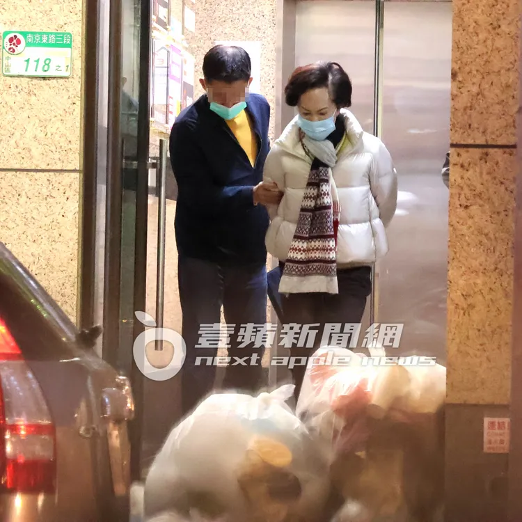 連方瑀（右）看完皮膚科醫生，由隨扈一路攙扶步出診所。特勤中心攝