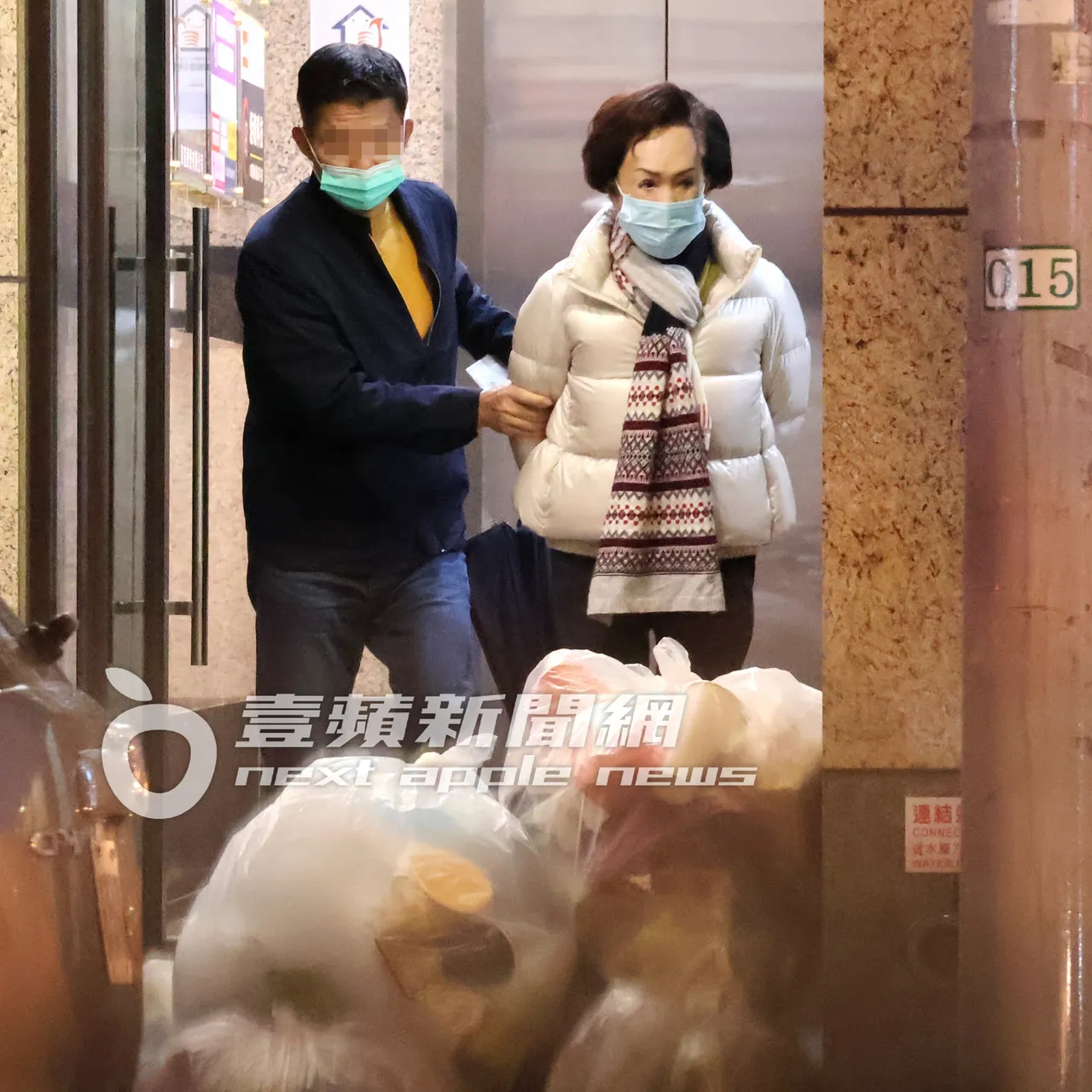 官夫人連奶奶(右)雙手插在身後,在貼身隨扈攙扶下,步出蔡仁雨皮膚科診所。特勤中心攝