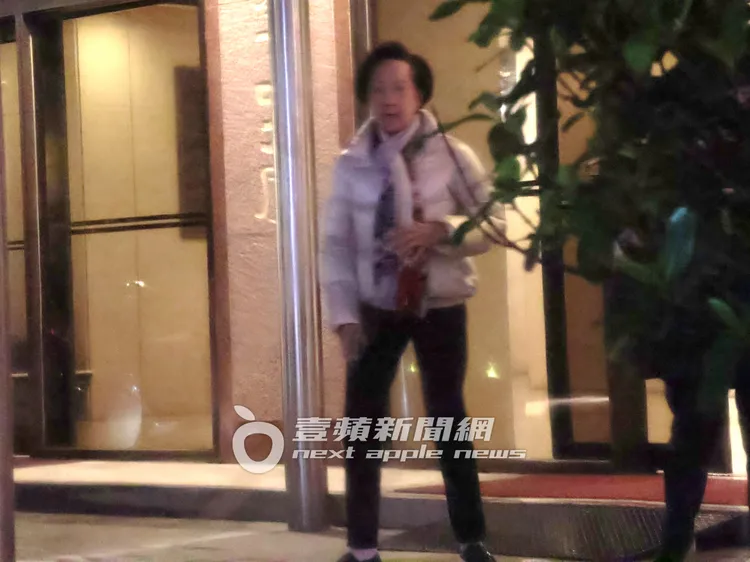 連方瑀在雨天抓著iPhone 14 Pro新手機出門。特勤中心攝