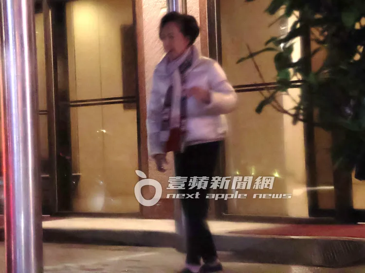 連奶奶（右）晚間獨自外出，準備坐上賓士S450豪車，例行前往蔡仁雨皮膚科診所。特勤中心攝