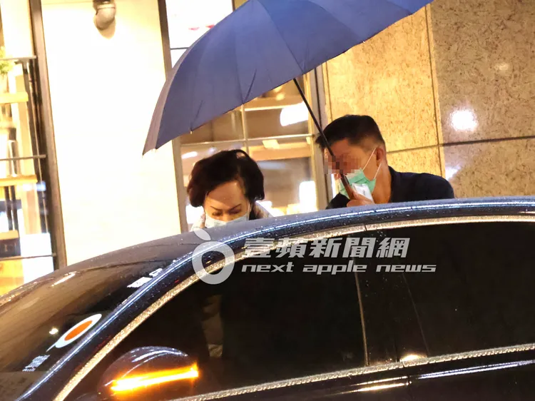 連奶奶（左）看完醫生，一路由隨扈撐傘及攙扶下，坐上賓士S450豪車離開。特勤中心攝