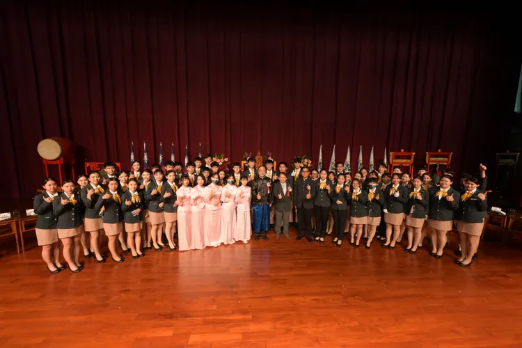 高餐大創校27周年始終堅持穿制服拜師等制度。高餐大提供