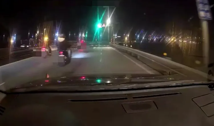 一群飆仔經過警方攔檢點加速逃逸。翻攝畫面