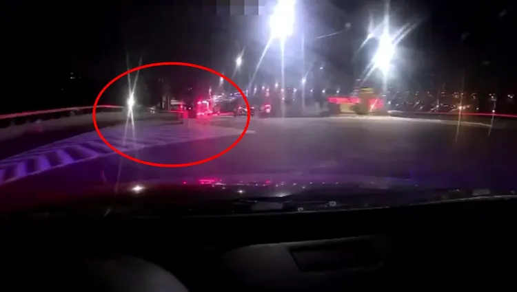 這群飆仔街頭上演玩命關頭，甚至逆向蛇行。翻攝畫面