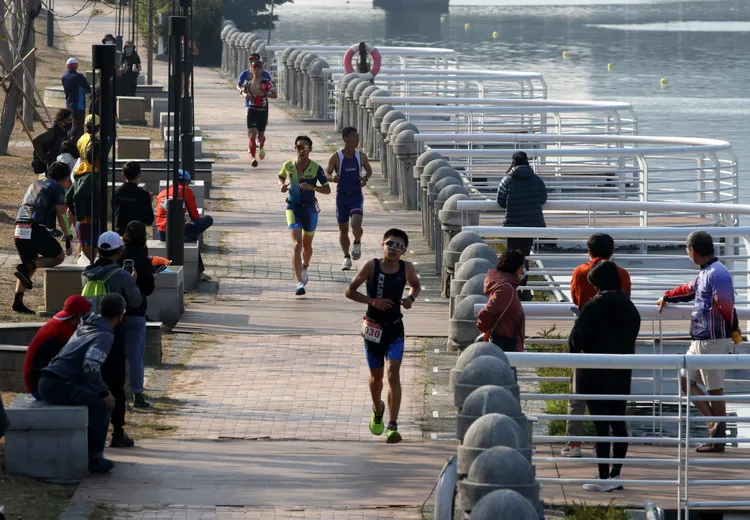 維士比盃鐵人三項競賽今早上路。運發局提供