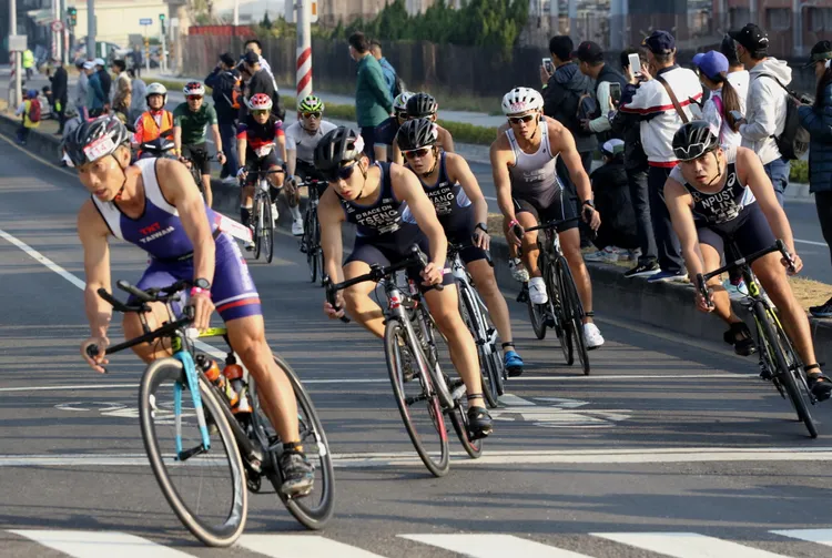 維士比盃鐵人三項競賽今早上路。運發局提供