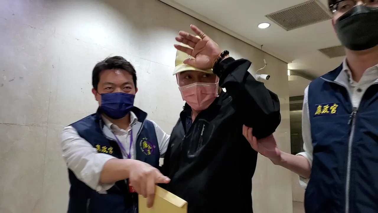 快訊/天使正面曝！磨破膝蓋救回殯葬「雄哥」 暖哭400萬人| 中天新聞網, image size:1280x720