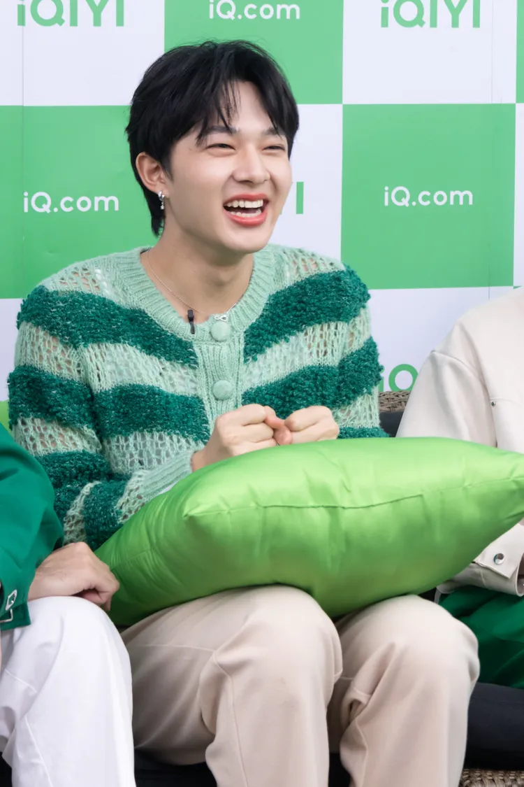 Nunew中文很好，訪問中清唱了一小段《小幸運》。愛奇藝國際站提供