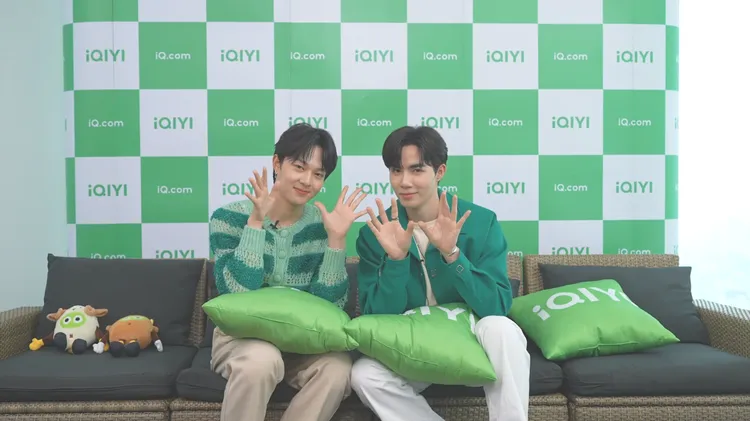 Zee（右）、Nunew向《壹蘋新聞網》讀者打招呼。愛奇藝國際站提供