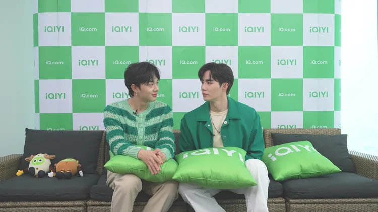 Zee（右）、Nunew訪問中不時對視，眼神充滿粉紅泡泡。愛奇藝國際站提供