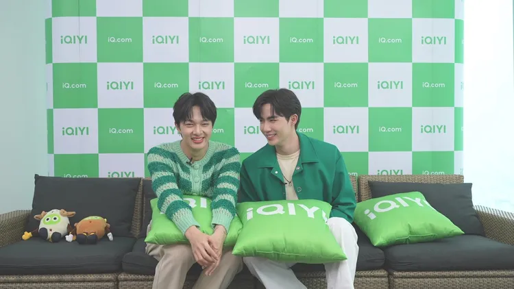 Zee（右）喜歡把Nunew抱上沙發的戲。愛奇藝國際站提供