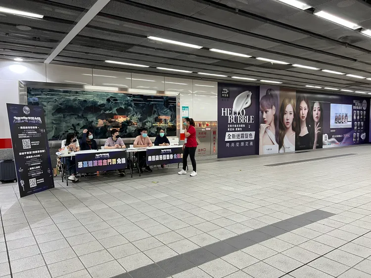 高雄捷運左營站滿滿的BLACKPINK，除了她們代言的泡泡染看板，旁邊還有高市府推出的「加食延暢」攤位，憑演唱會門票送50元商圈夜市優惠券。陳薇安攝