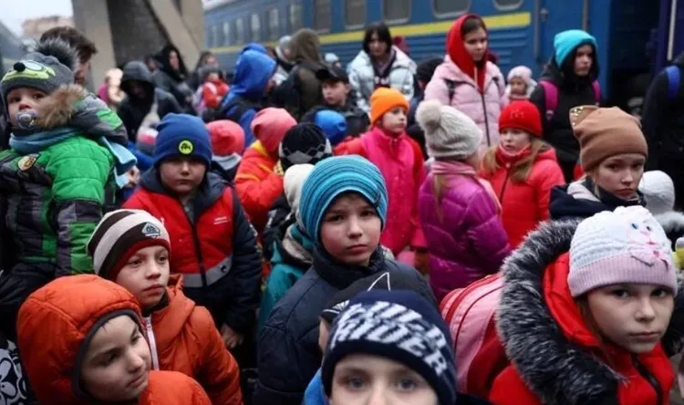 俄羅斯將數千名烏克蘭兒童轉移到俄國境內，接受俄式教育。圖為撤離戰區的烏克蘭兒童，非新聞當事人。資料照片