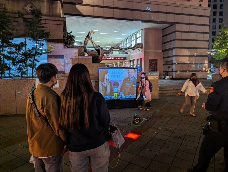 松山分局近期運用轄內處所電視牆播放署長宣導影片。翻攝畫面