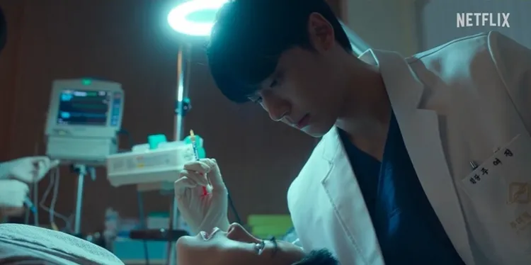 林知衍（下）來到李到晛的整形診所，為什麼會找上他治療，將是觀劇重點。翻攝Netflix YouTube