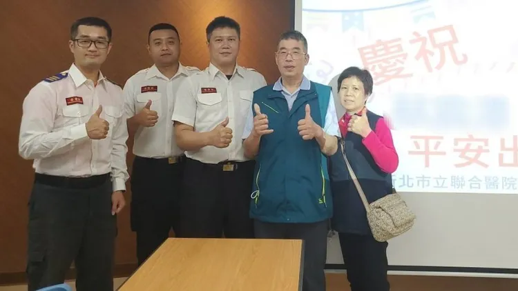 蔡男與當時出勤救護的警消合影。新北市消防局提供