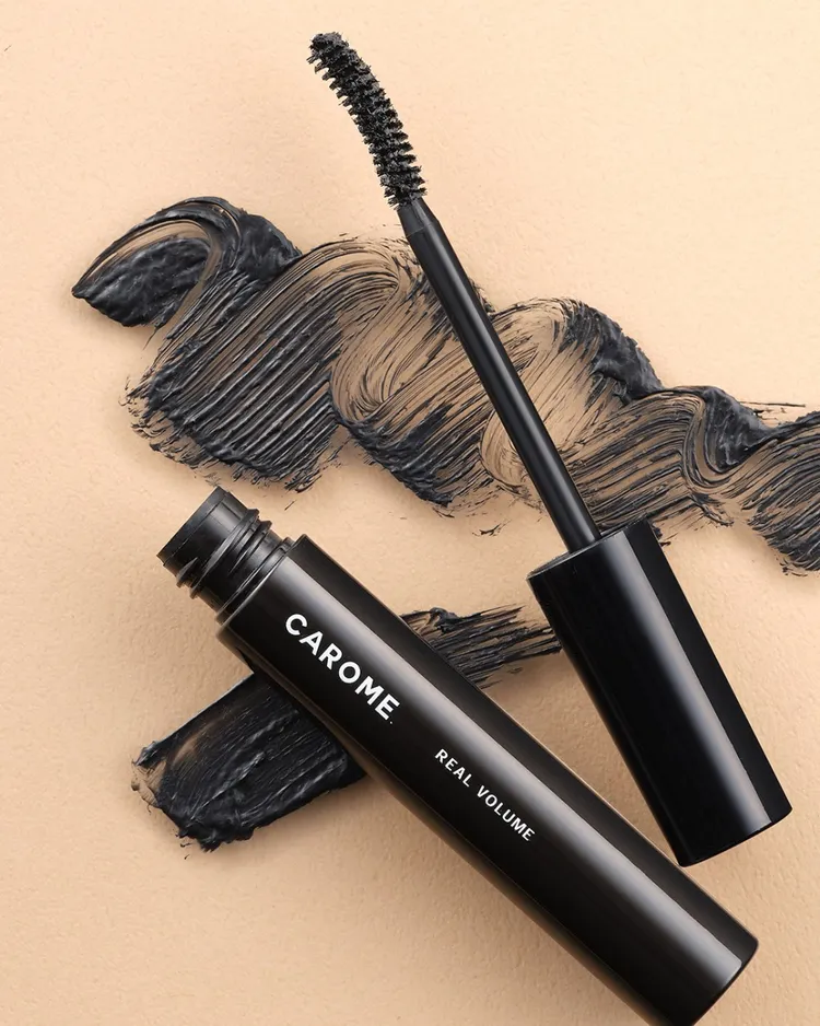 「CAROME.絕不結塊睫毛膏進階版」無論是纖長款或濃密款，湯匙型刷頭設計讓化妝新手也能刷出豐盈不結塊的精緻美睫。業者提供