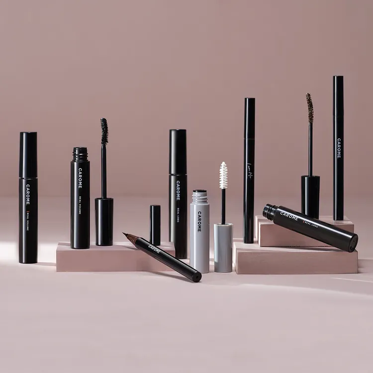 「CAROME.絕不結塊睫毛膏進階版」除了增加微細纖維以及服貼蠟含量，讓睫毛看起來更加纖長濃密。業者提供