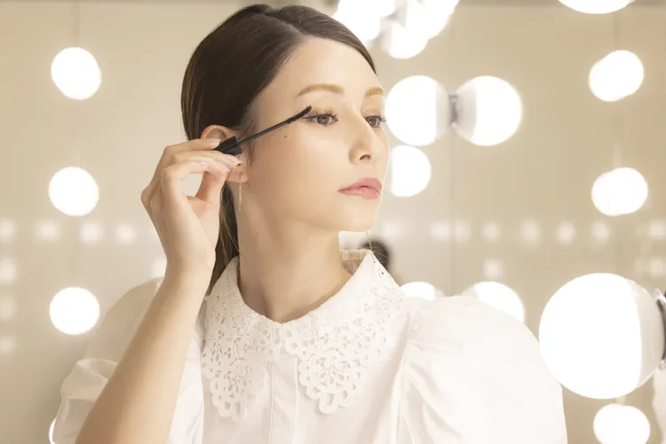 CAROME.推出「進階版眼線液&睫毛膏」，除了強化不暈染、不結塊、不下垂的訴求，更與日本同步推出兩款限定色，讓不同妝容風格的人們都能輕鬆駕馭。業者提供