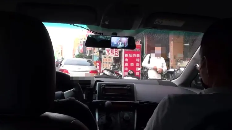 王姓藥頭與友人前來敲偵防車的車窗，車內的警員也覺得好笑。民眾提供