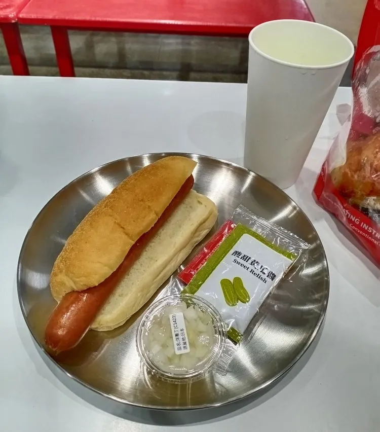 網友在《COSTCO 好市多 商品消費心得分享區》社團分享一張照片，照片中好市多的熱狗堡內用不再用紙盒包裝，改以鐵盤子裝。翻攝《COSTCO 好市多 商品消費心得分享區》社團