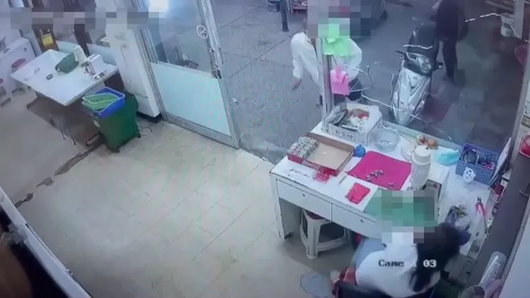 蘇男砸檳榔攤玻璃。三峽警分局提供