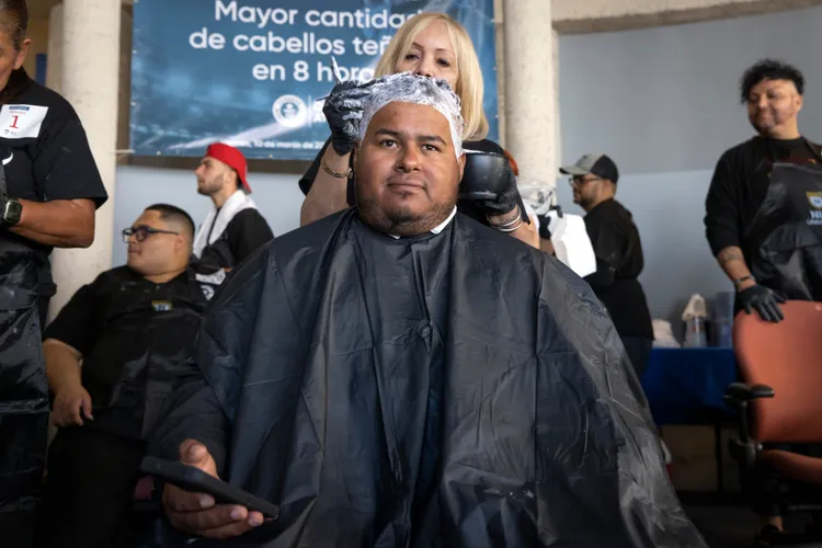 波多黎各人以染金髮為球隊集氣。美聯社