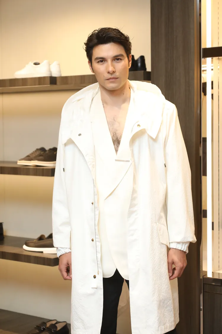 鳳小岳自稱已是「年紀一把」，對不穿內搭的深V造型也坦然以對，還打趣說：「爭取我的事業線！」鄭孟晃攝