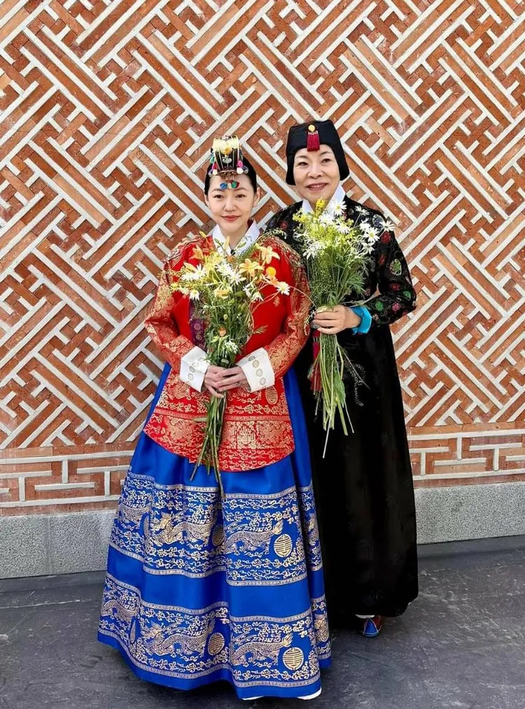 小S（左）和韓服老師朴述女合影。翻攝小S臉書